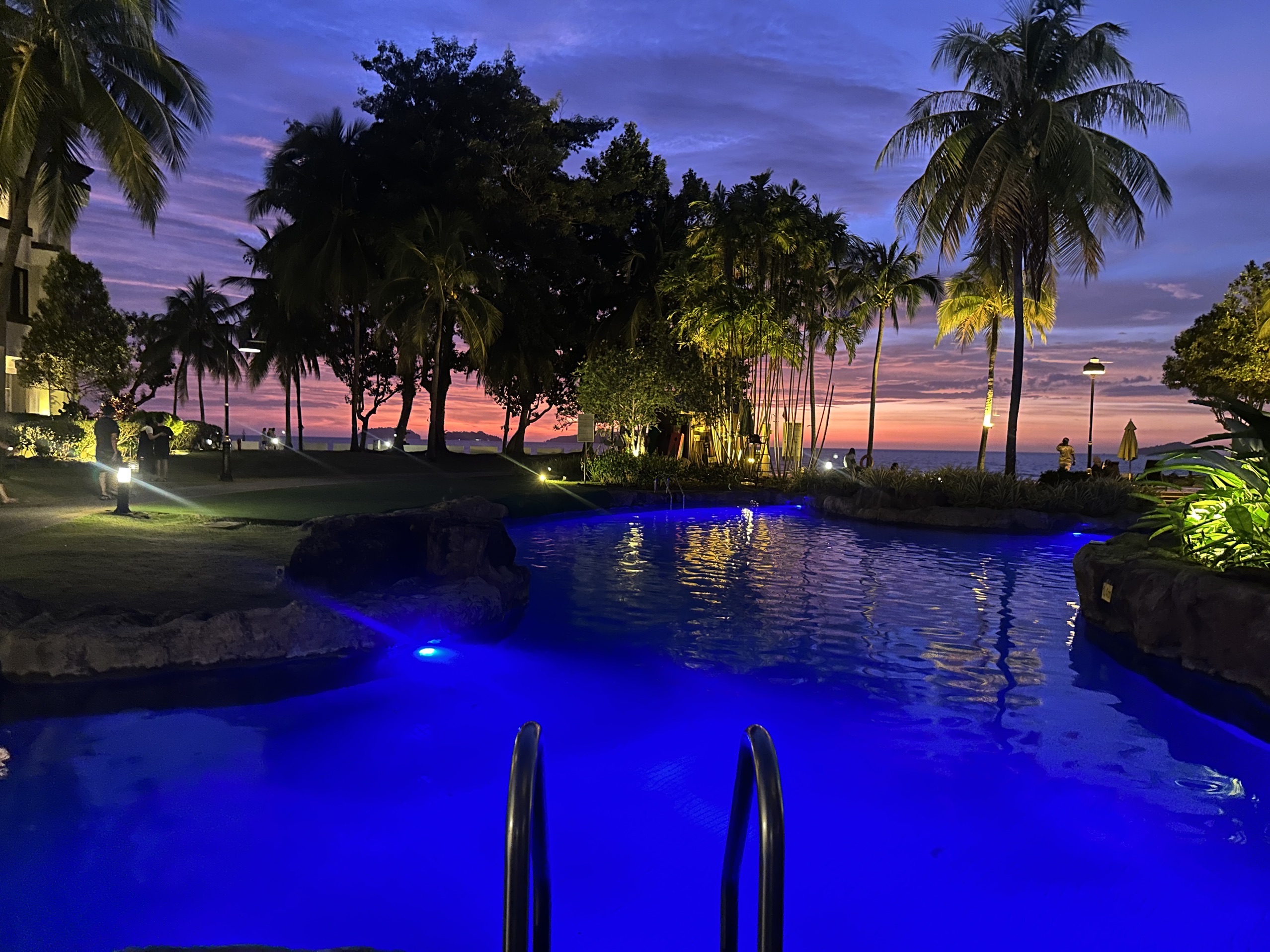 第一次住在看日落这么美的酒店！住了一晚都不想离开了，酒店的泳池对着海滩，游泳也是一种享受！推荐，推荐