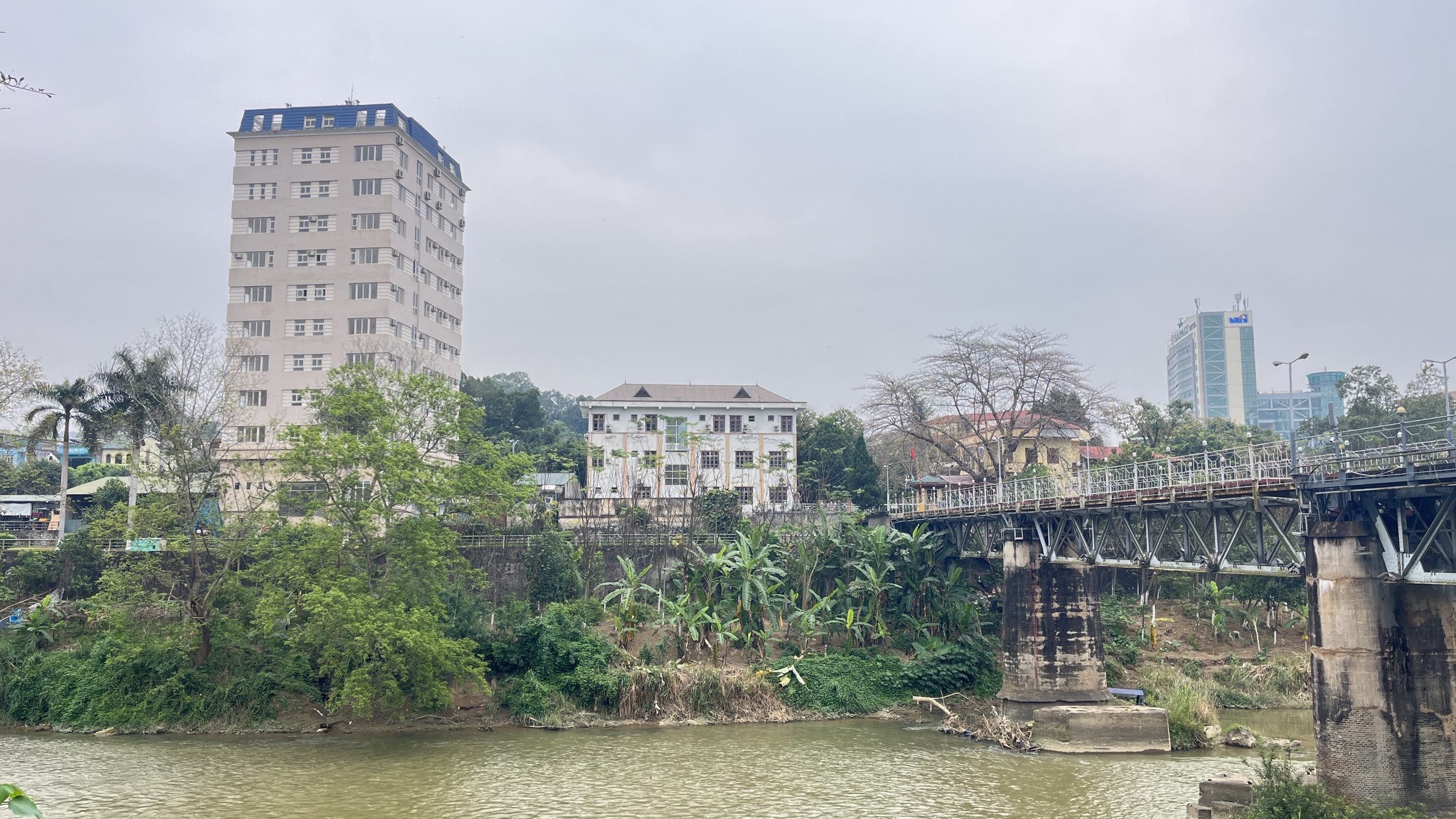 位置很好，到口岸等很近，附近用餐地点 很多很方便，酒店也提供丰富多元的早餐 前台服务人员态度很好很亲