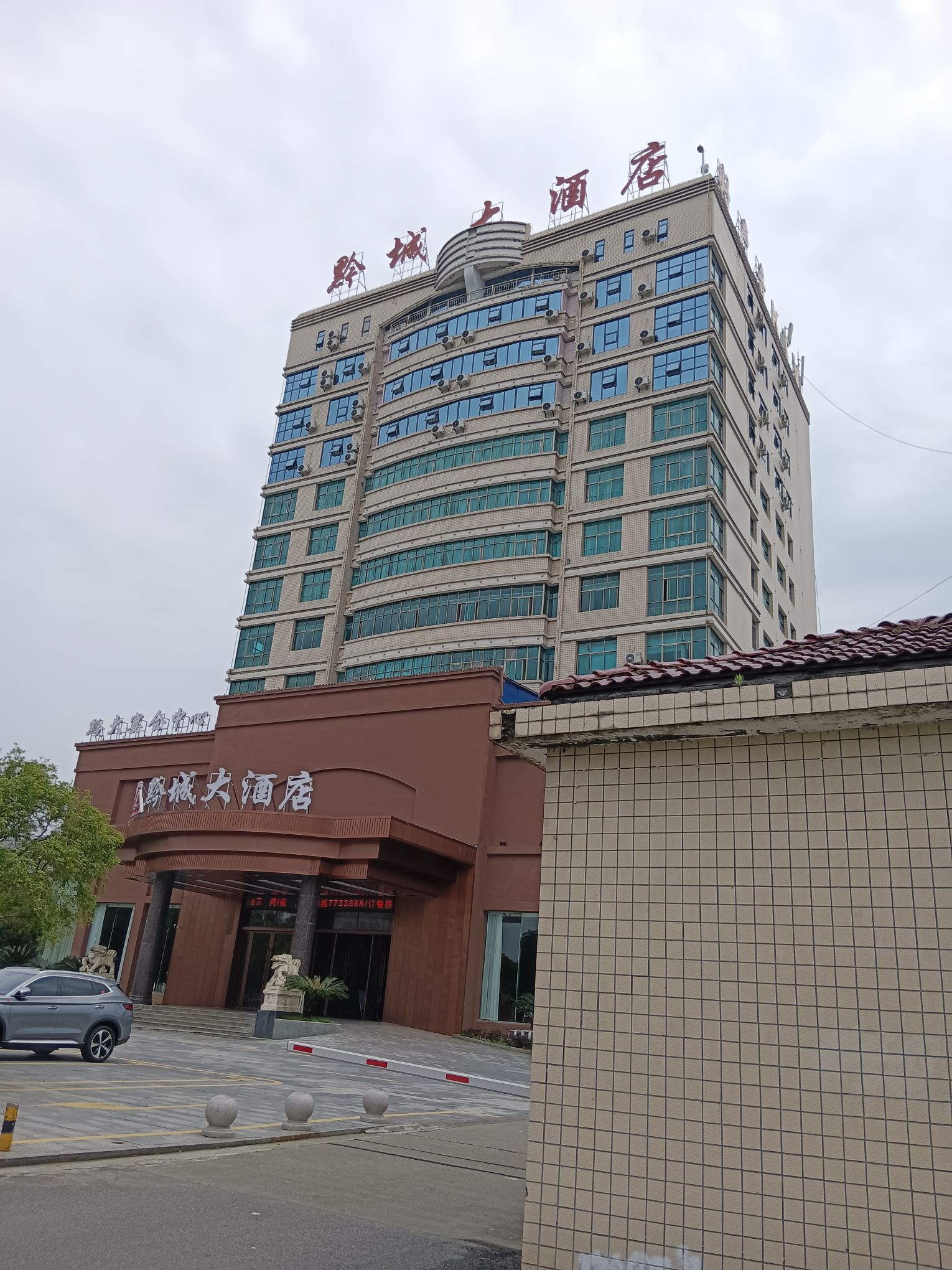 第二次来黔城大酒店了，该酒店位置正好位于洪江市市政府正对面，中间有个小公园。酒店算是当地数一数二的品