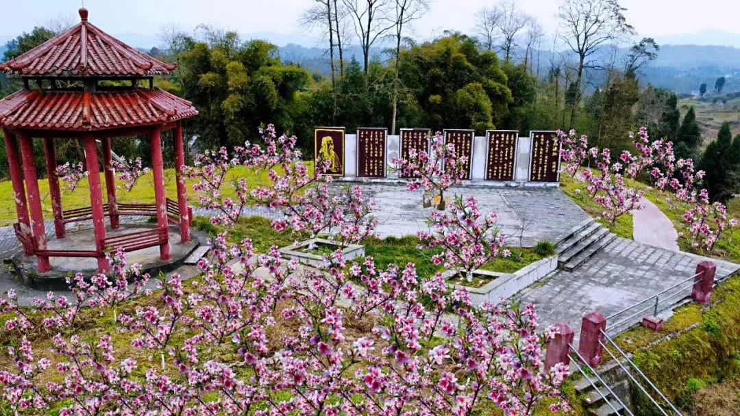 独自到大竹来旅游，携程上寻找，看见轻居评价很不错的，就订了，到店后确实不错，工作人员还给我们推荐了庙