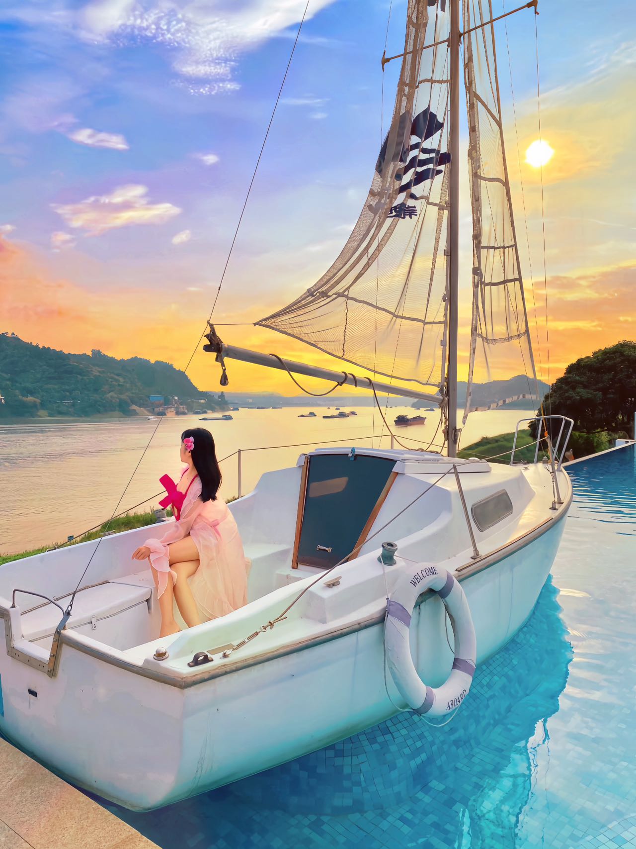 肇庆版“圣托里尼”｜坐在船上看日落🌄  🌊从人山人海，走向山河湖海 - 发圈都被问爆啦！ 不在国外在