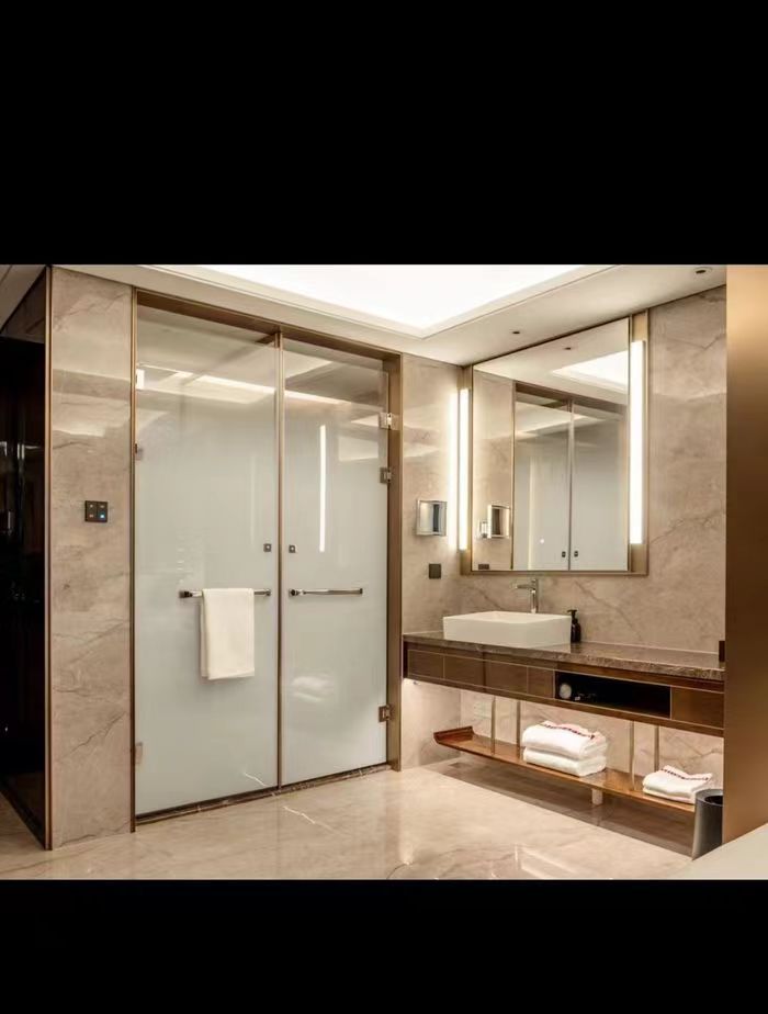 设施：房间设施完善 有化妆镜 电动窗帘 床头usb插口 电梯是刷卡的。 卫生：房间特别干净 目前是新