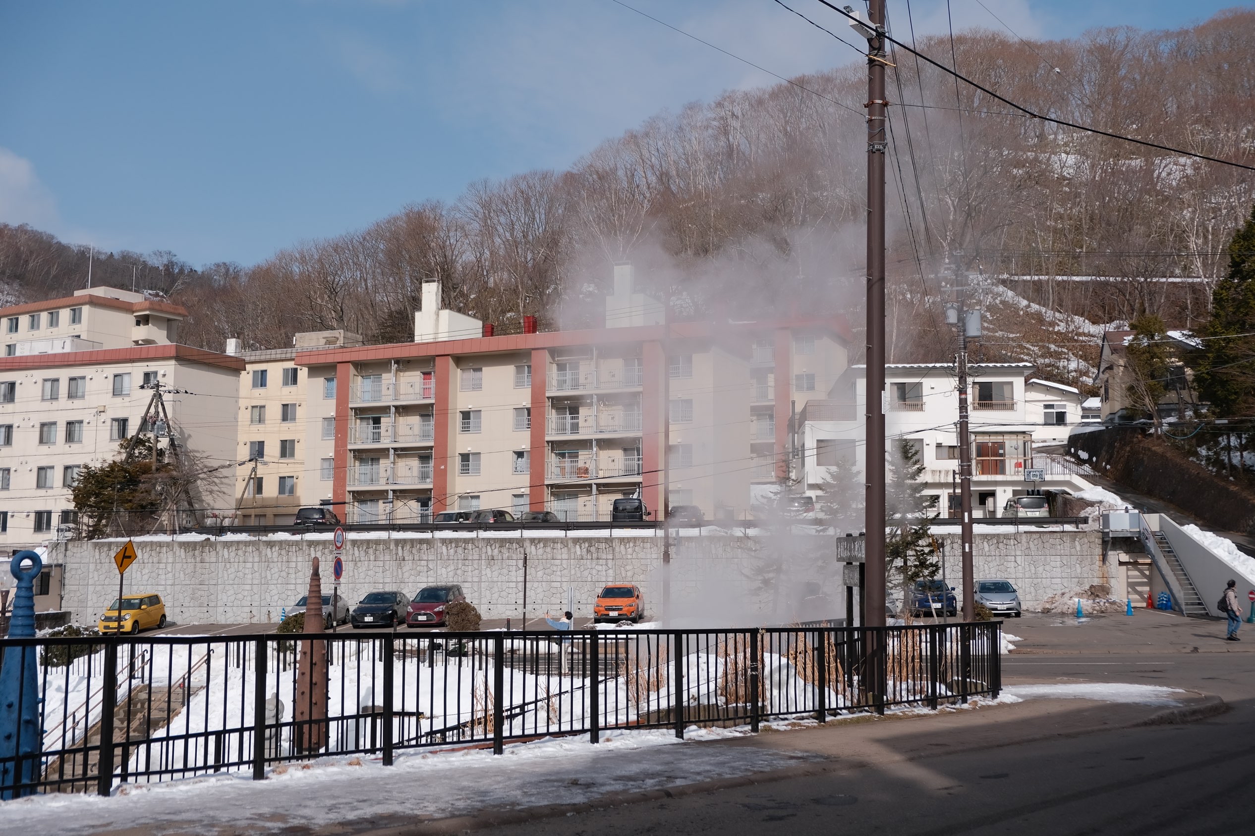 这里的温泉真的太棒了，露天的温泉旁边是积雪覆盖的山间树林，仰头靠在泉边的石头上，可以看见月亮和星星，