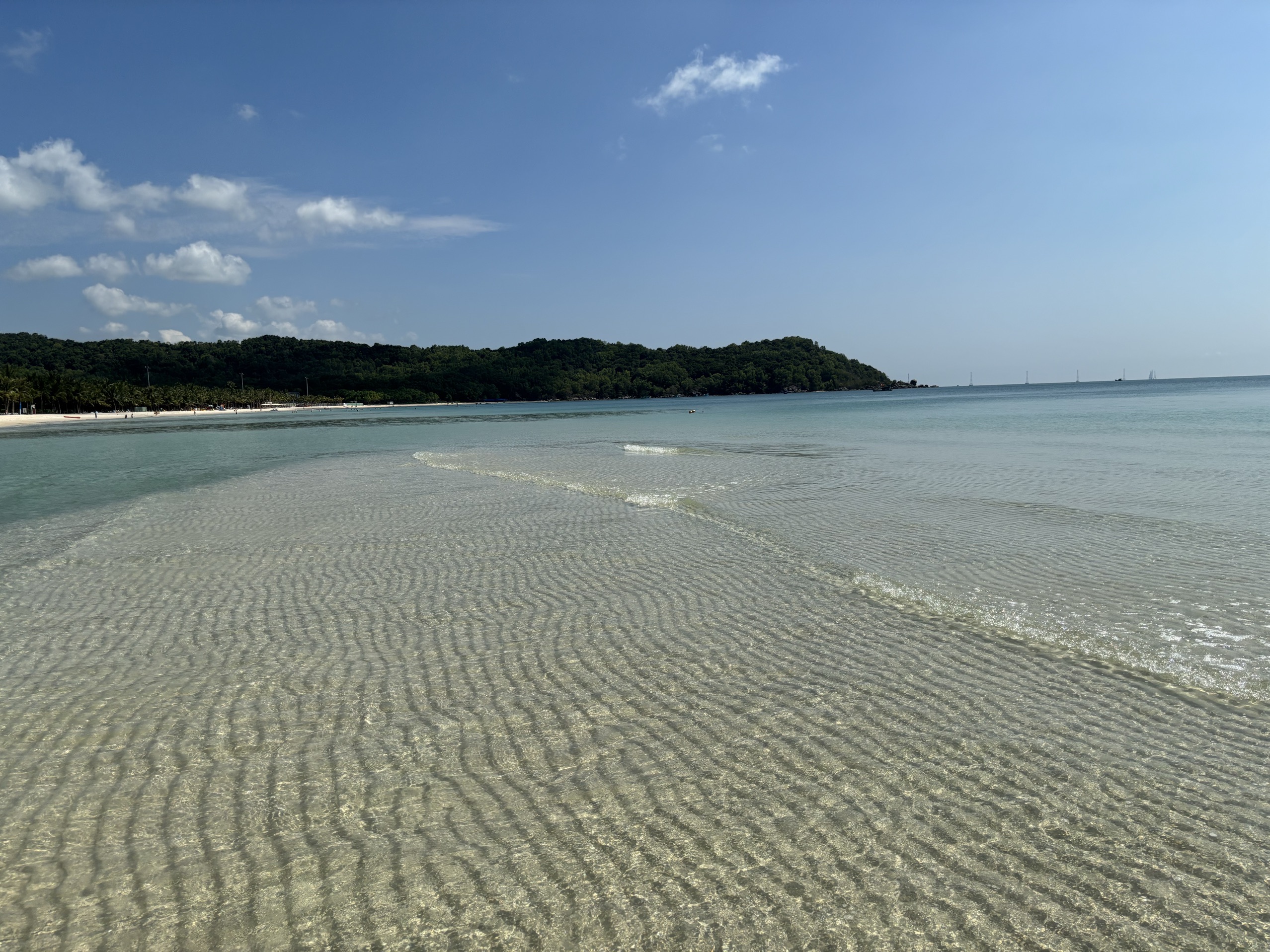 酒店很美，可以待在酒店拍照一整天。沙滩沙子特别软，海水很清，有三个泳池，非常适合度假！早餐不错，但是