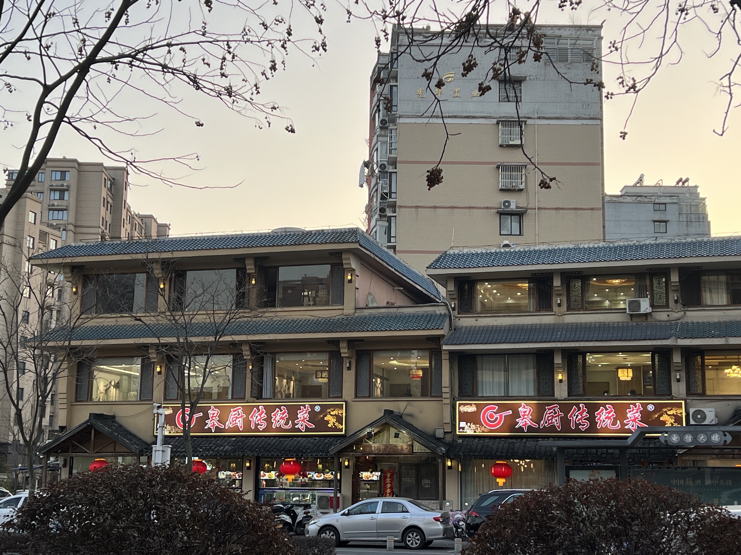 地理位置很方面，周围餐厅商场都很方便。前台服务也很贴心。房间设计简洁典雅，很安静，下次来南通还会入住