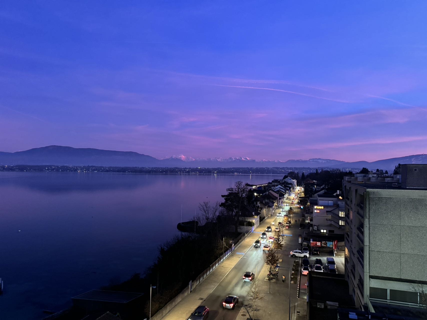 酒店窗外风景特别美，躺着看日内瓦湖的日落日出。交通超级方便，酒店后面几十米就是火车站，坐火车可以到日