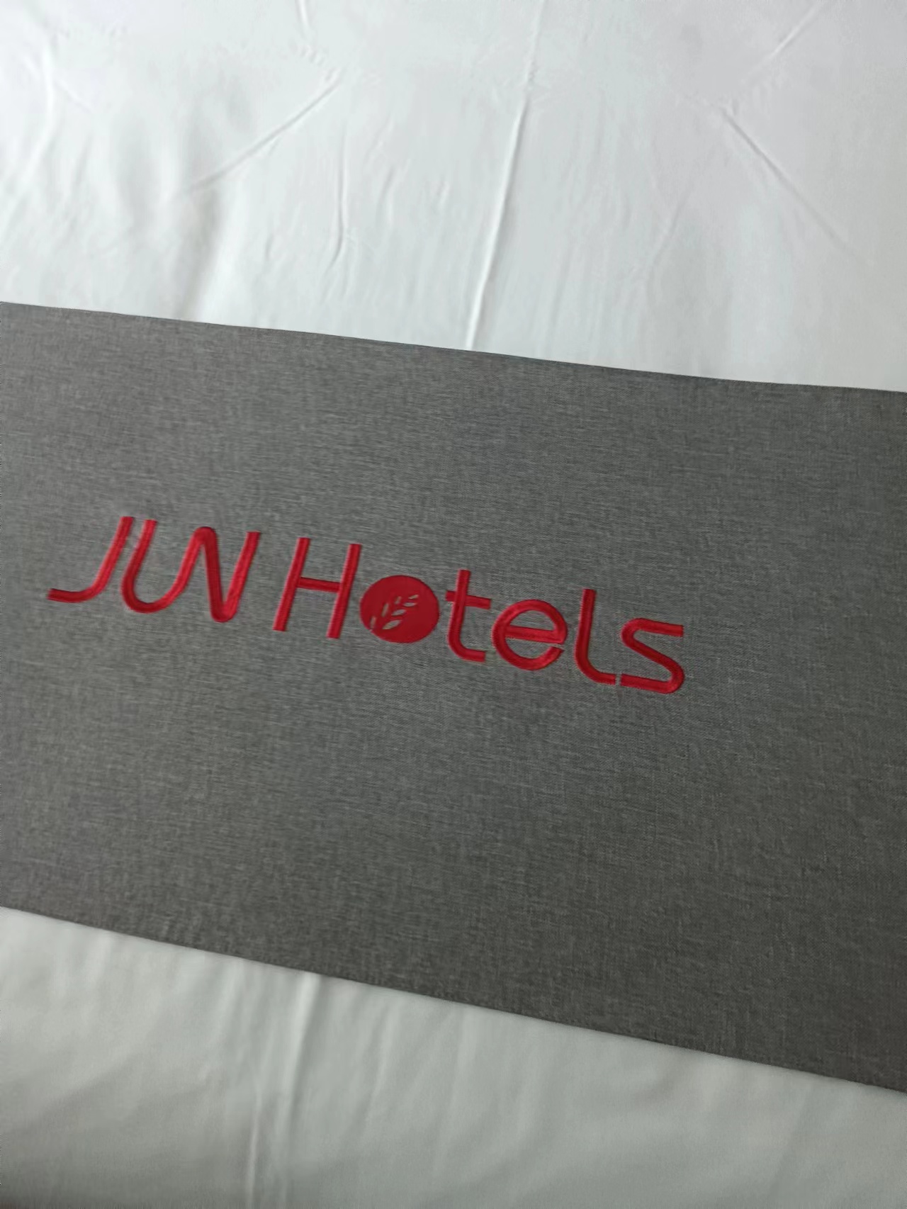 这家酒店的服务员个个彬彬有礼，热情周到，房间很宽敞，床垫很舒适，交通很方便，很满意！