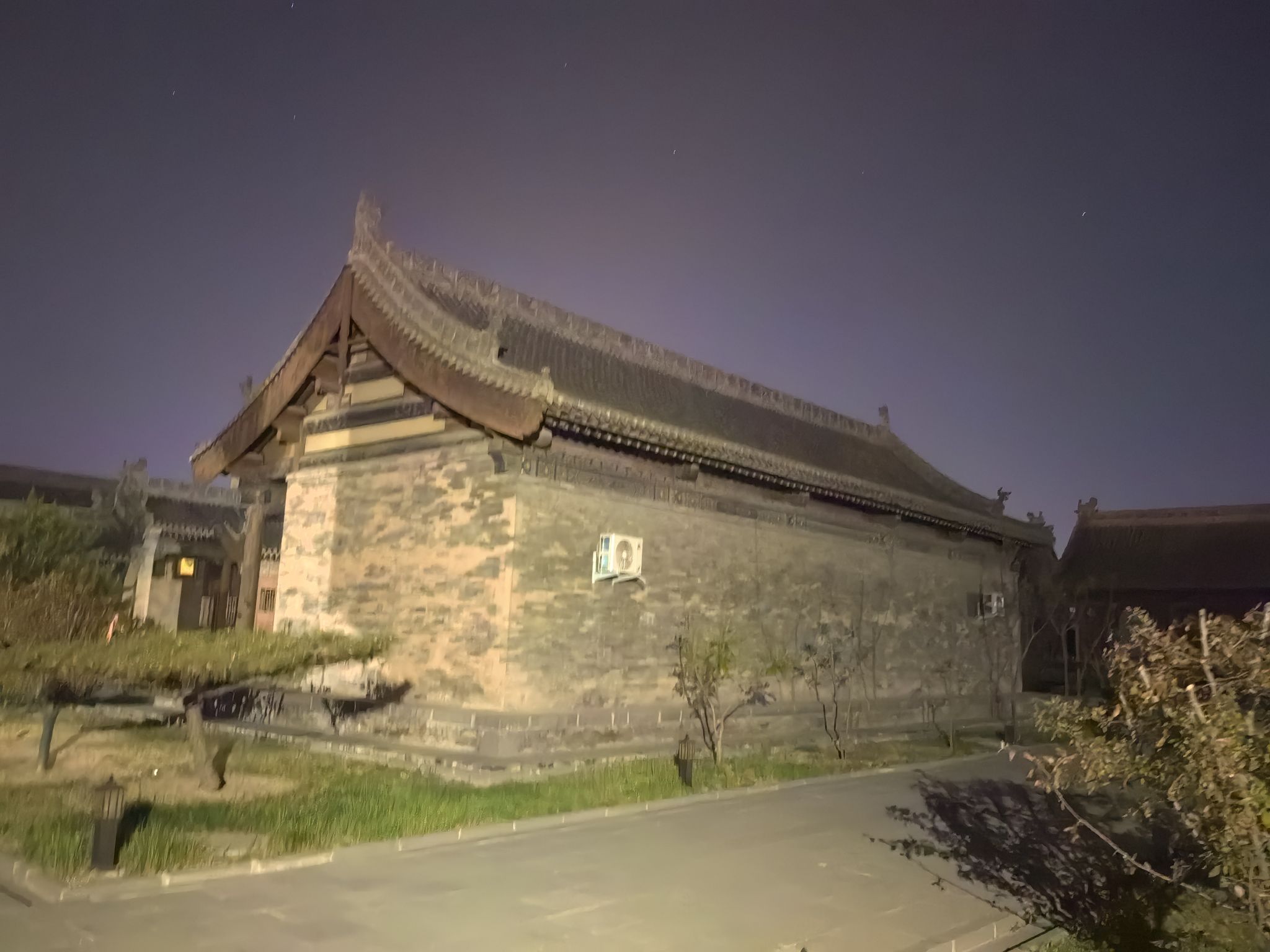 这是一家超乎预期的驿馆。处于浑源县城的古迹核心，前面是州署，后面是院子住宿，在这避开了五一假期人流，