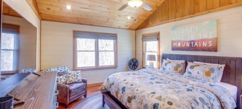 带露台和热水浴缸的豪华矿石山舱！(Luxury Mineral Bluff Cabin with Deck and Hot Tub!)图片