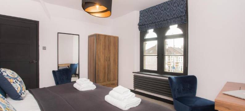 洛克斯布鲁克小屋(Locksbrook Lodge - Hot Tub - Spacious Outdoor Space)图片