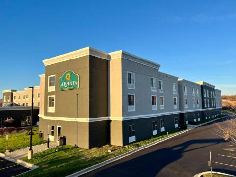 班诺克迪尔菲尔德拉昆塔温德姆套房酒店(La Quinta Inn & Suites by Wyndham Bannockburn-Deerfield)
