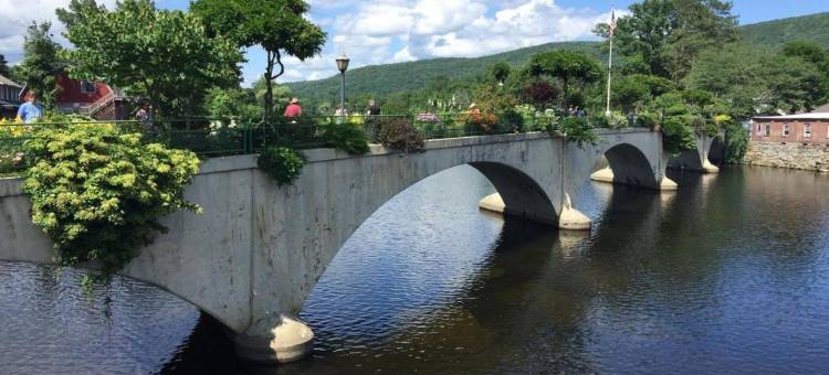 开花旅馆(Blooming Inn Shelburne Falls)图片
