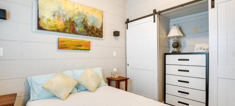 时尚平岩小屋：可使用泳池！(Flat Rock Tiny Home Fall Getaway with Grill!)图片