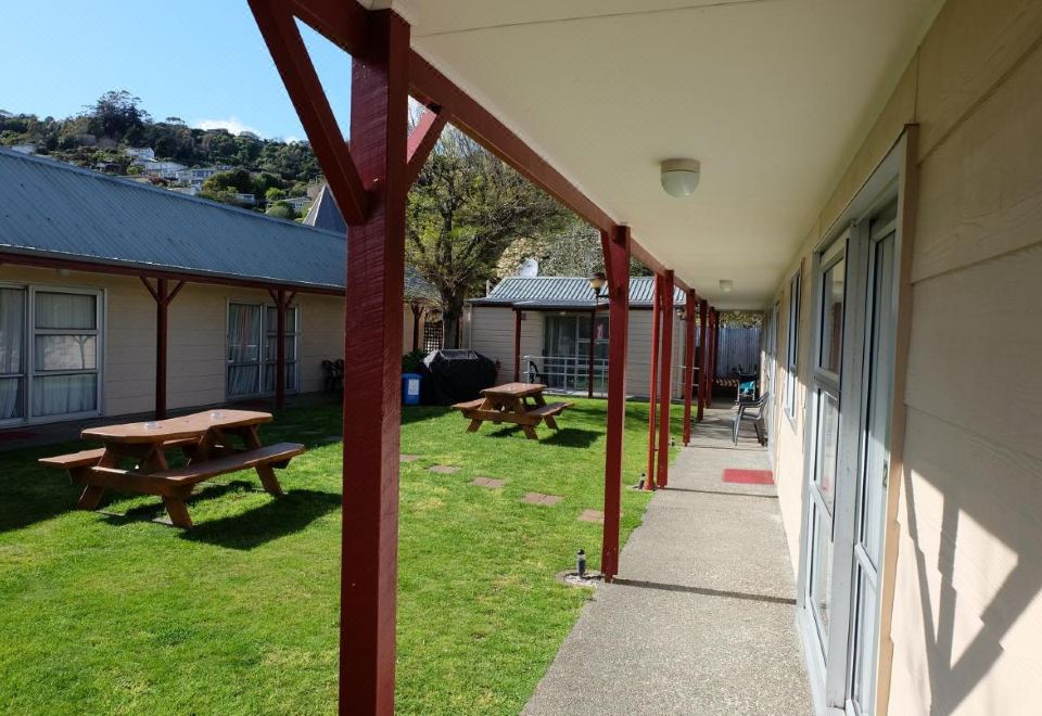 Castles Motel & Driftwood Motel Hotel Overview