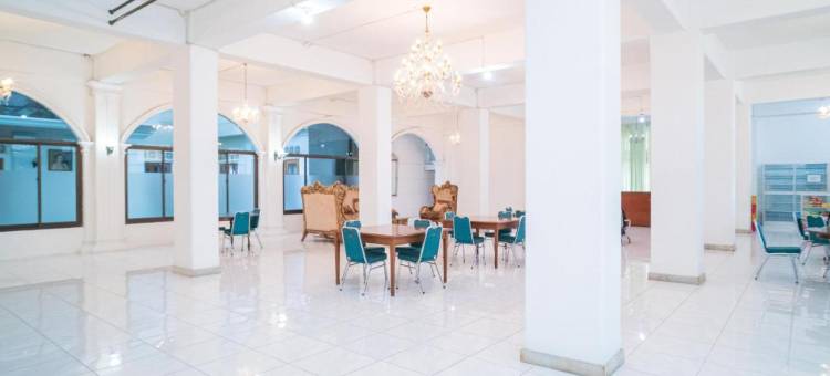 瑞德多兹加 @ 苏里亚索罗酒店(RedDoorz Plus at Hotel Surya Solo)图片