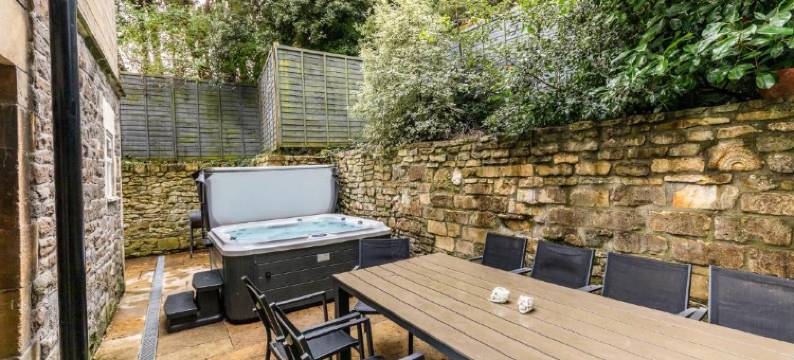 洛克斯布鲁克小屋(Locksbrook Lodge - Hot Tub - Spacious Outdoor Space)图片