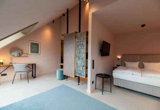 Miano Hotel & Bar Hotel Overview