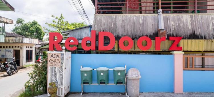 红多兹伊斯兰酒店-近塔曼西林2号(RedDoorz Syariah Near Taman Siring 2)图片