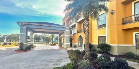 韋斯特徹斯-休斯頓能源走廊舒適套房酒店