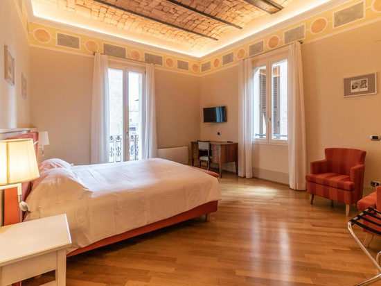 艾索拉尼马焦雷广场家庭旅馆