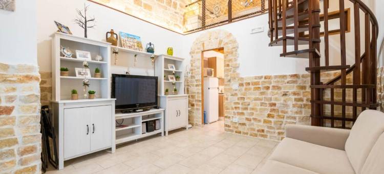 Sea front historic house in the heart of old town, inside torrione aragonese图片