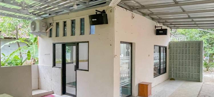 OYO 93741 Ayna Kost Syariah酒店(Ayna Syariah Mitra RedDoorz Indramayu)图片