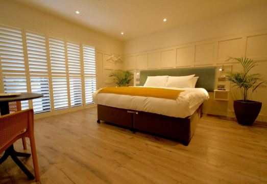 Quinlan & Cooke Boutique Townhouse and QCs Seafood Restaurant Hotel Overview