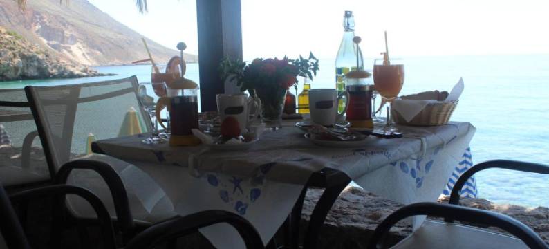 阿克罗亚利约翰客房酒店(John Akroyiali)图片