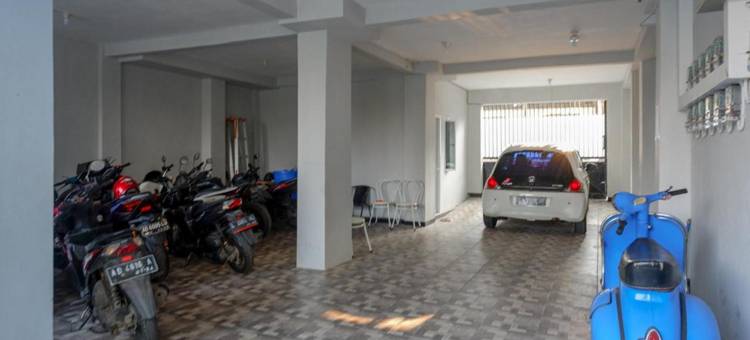 红多兹酒店-近梭罗阿迪苏西普托街(RedDoorz Near Jalan Adi Sucipto Solo)图片