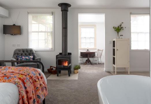 Alice's CottagesHotel Overview