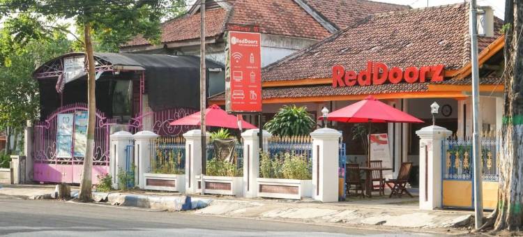 红多兹普拉斯酒店-岸朱广场(RedDoorz Plus @ Alun Alun Nganjuk)图片