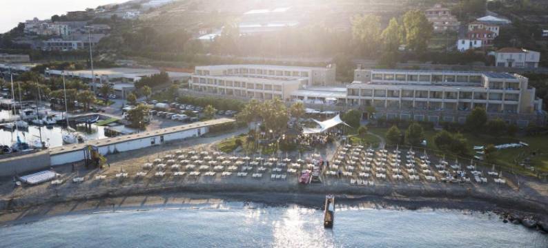 阿蕾佳依玛莉娜住宅酒店(Aregai Marina Hotel & Residence)图片