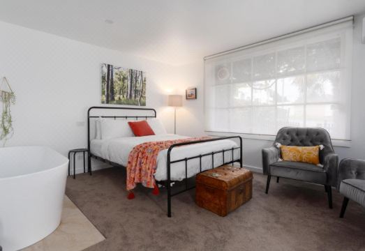 Alice's CottagesHotel Overview