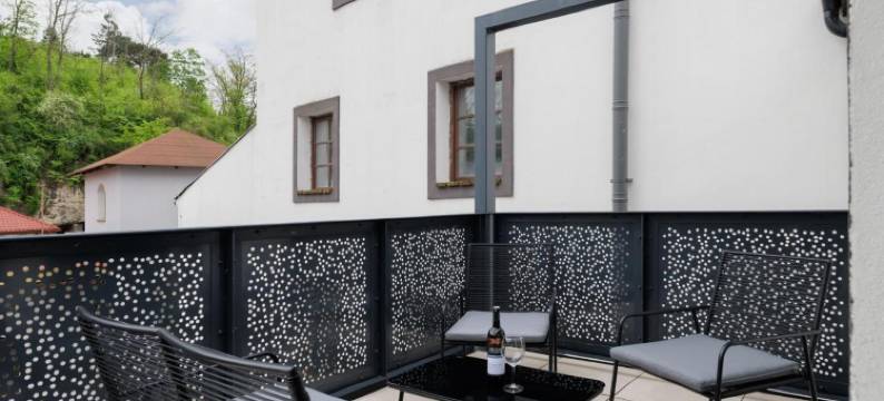 河畔公寓(River Apartments)图片