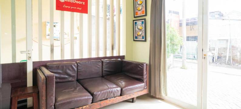 红多兹酒店-近诗都阿佐太阳城购物中心(RedDoorz Syariah Near Suncity Mall Sidoarjo)图片