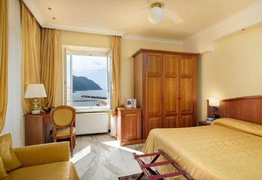 Hotel Due MariHotel Overview