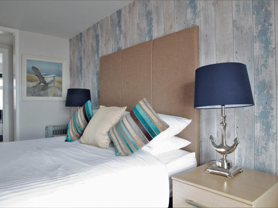 两只救生艇酒店