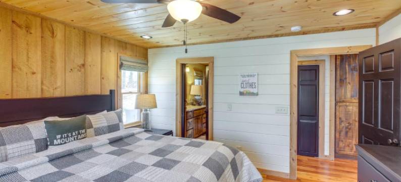 带露台和热水浴缸的豪华矿石山舱！(Luxury Mineral Bluff Cabin with Deck and Hot Tub!)图片