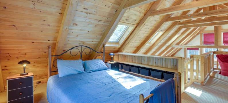 Frye岛湖畔和海滩通道的家庭木屋！(Frye Island Family Cabin with Lake & Beach Access!)图片