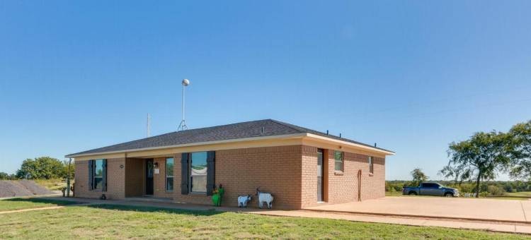 带有游泳池和马厩接入的牧场度假胜地！(Ranch Getaway with Pool and Horse Stall Access!)图片