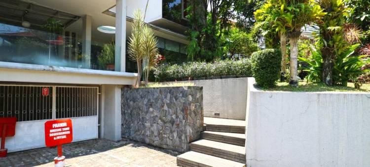 红多兹酒店-近UPI塞蒂亚布迪2号(RedDoorz Near Upi Setiabudi 2)图片