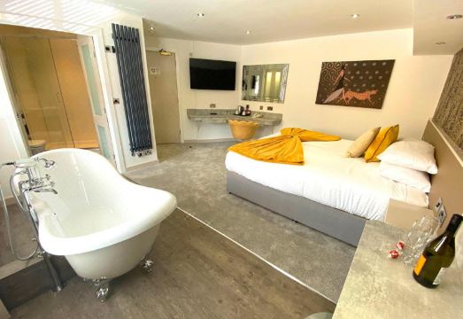 Damon’s Hotel Hotel Overview