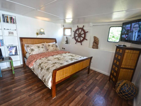 Queen Malesso Houseboat