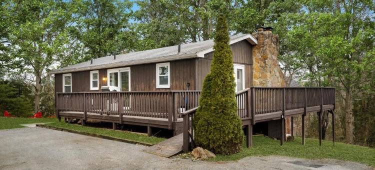 Large Cabin w Hot Tub, Fire Pit, WiFi, & Huge Yard图片
