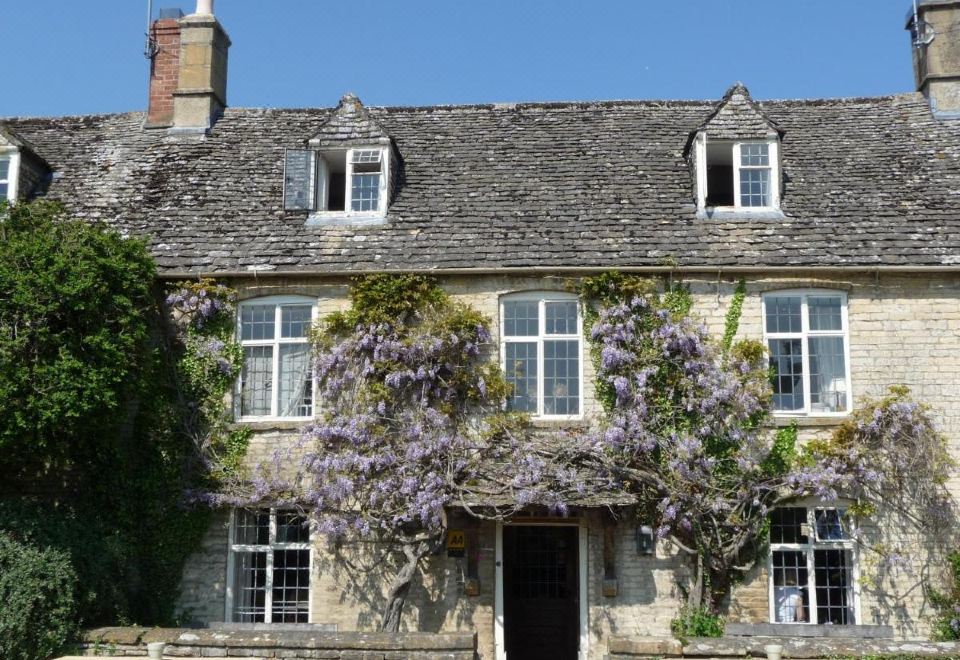 The Swan Inn Swinbrook Hotel Overview