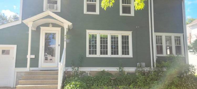 Spacious Three Bedroom Home with a Large Deck!图片
