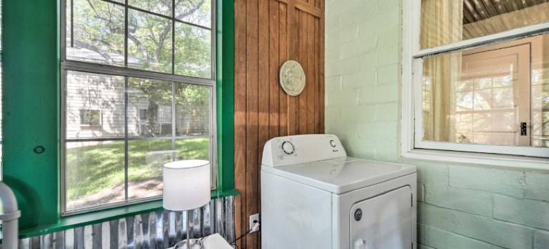 威姆伯利市中心附近的溪流家园！(Wimberley Home on Creek and Close to Downtown!)图片