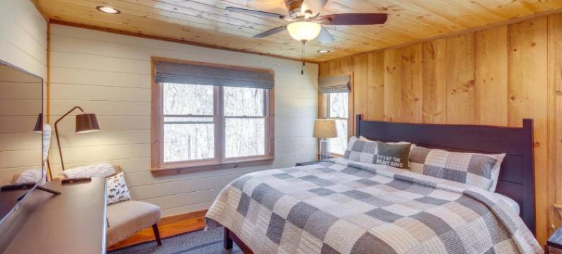 带露台和热水浴缸的豪华矿石山舱！(Luxury Mineral Bluff Cabin with Deck and Hot Tub!)图片