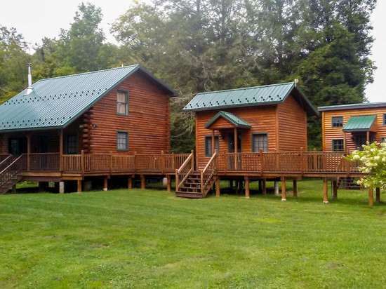 风景优美的原木小屋，带火坑和食物丰富的小溪！