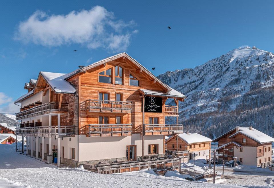 Le Chalet Blanc Hôtel & SpaOver view